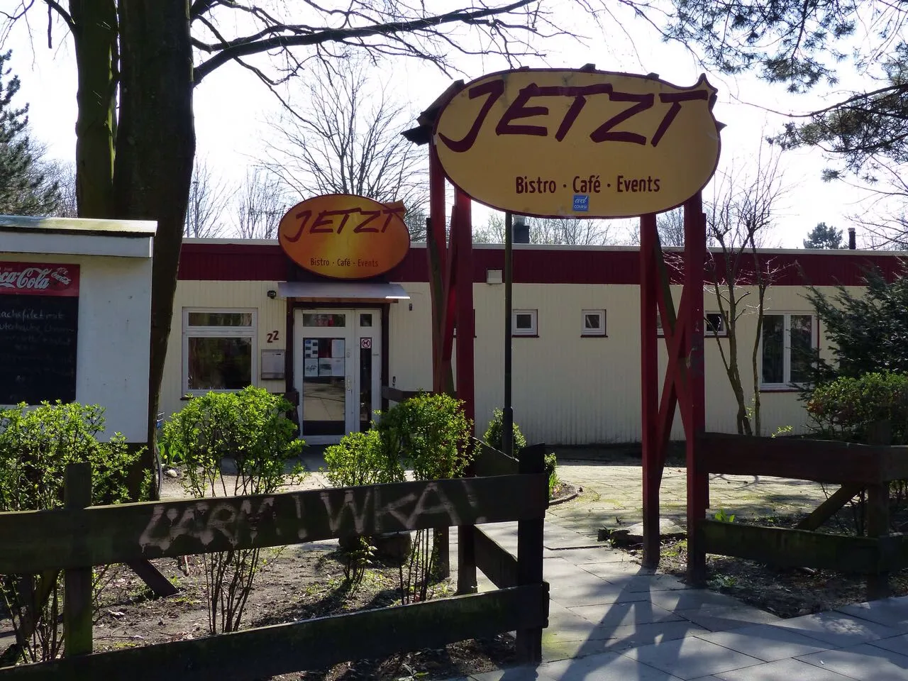 Das JETZT-Gelände mit Holztor und Bistro von außen