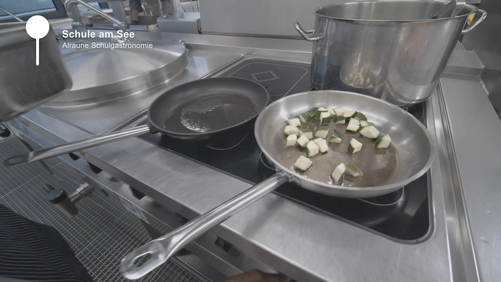 Kochtopf in der Schulgastronomie-Küche der Alraune gGmbH